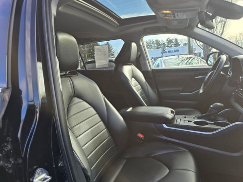 Used 2022 Toyota Highlander XLE image 11