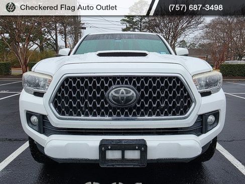 Used 2018 Toyota Tacoma TRD Sport image 2