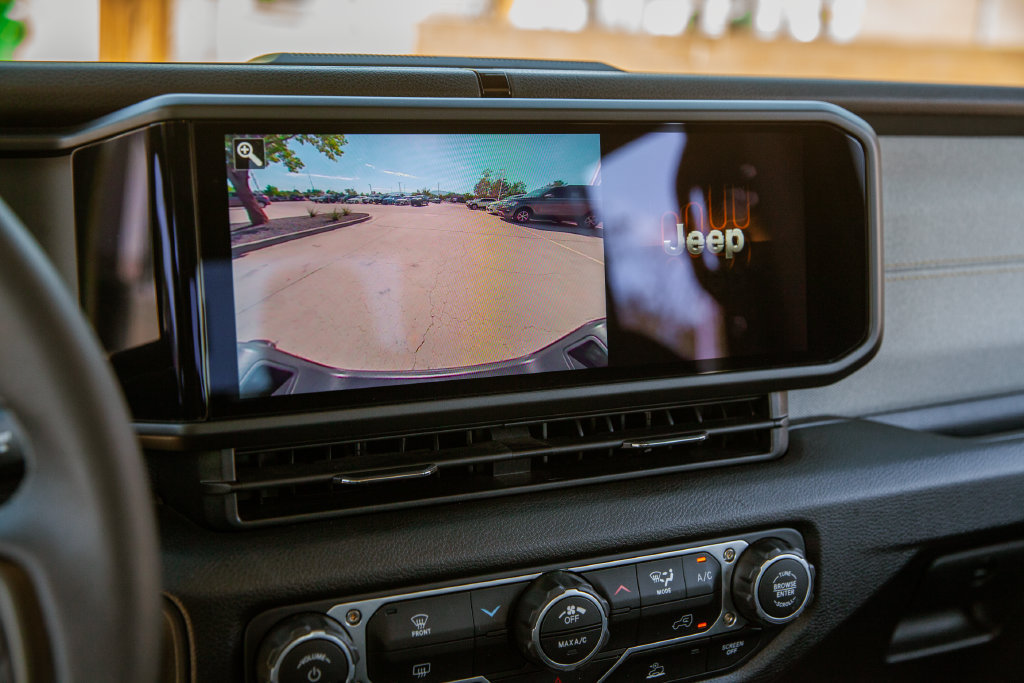 Used 2025 Jeep Gladiator Sport AWD/4WD image 15