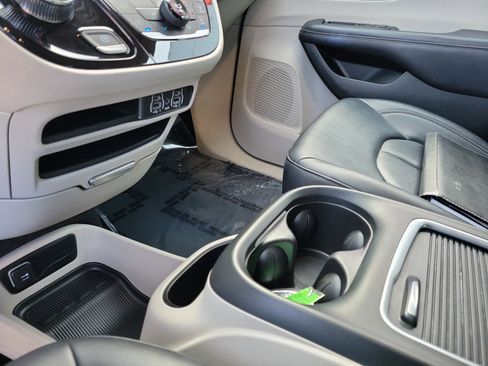 Used 2024 Chrysler Pacifica Touring-L image 29