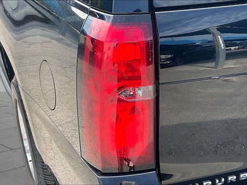 Used 2018 Chevrolet Suburban LT RWD image 29