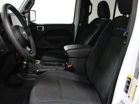 Used 2025 Jeep Wrangler Unlimited Rubicon 4xe w/ Convenience Group AWD/4WD image 3