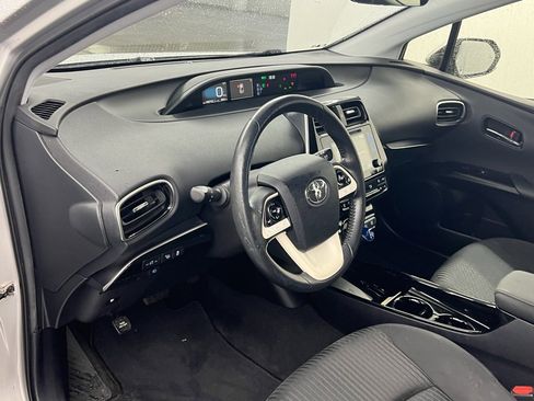 Used 2018 Toyota Prius Three image 9