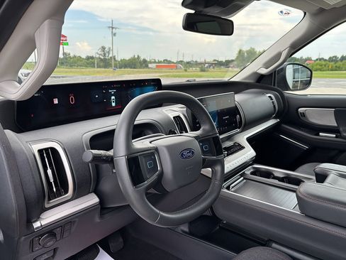 Used 2025 Ford Expedition Active AWD/4WD image 10