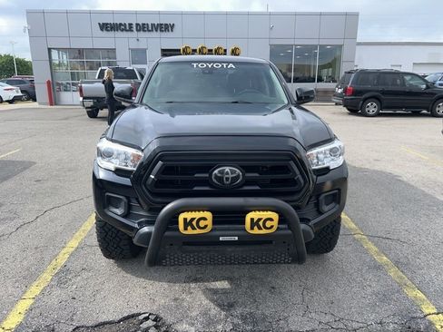 Used 2020 Toyota Tacoma SR AWD/4WD image 2