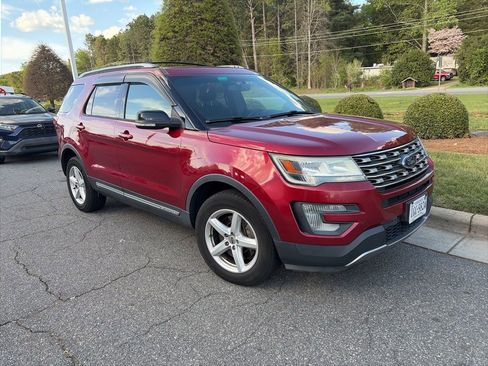 Used 2017 Ford Explorer XLT w/ Equipment Group 201A image 7