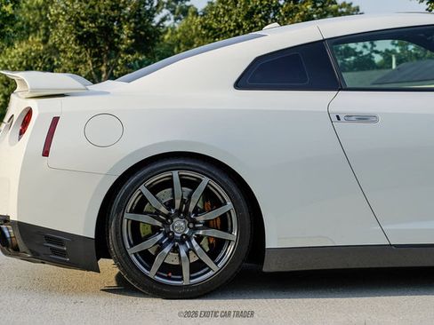 Used 2016 Nissan GT-R Premium AWD/4WD image 10