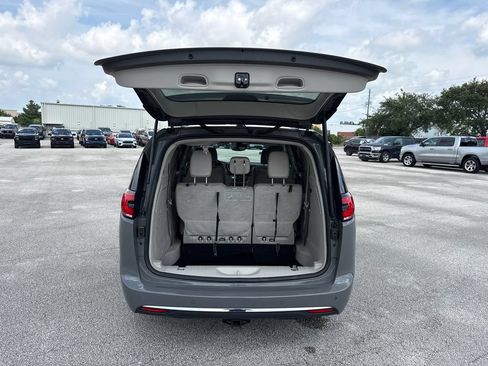 Used 2021 Chrysler Pacifica Touring-L FWD image 28