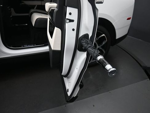 Used 2021 Rolls-Royce Cullinan Black Badge AWD/4WD image 22