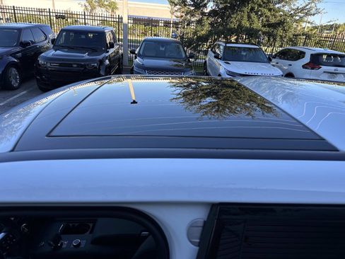 Certified 2025 Land Rover Discovery S image 34