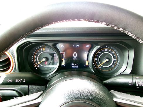 Used 2025 Jeep Gladiator Mojave w/ Safety Group AWD/4WD image 10