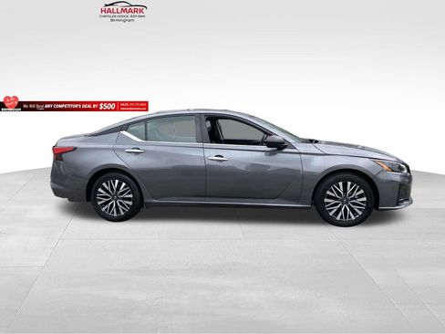 Used 2025 Nissan Altima 2.5 SV image 2