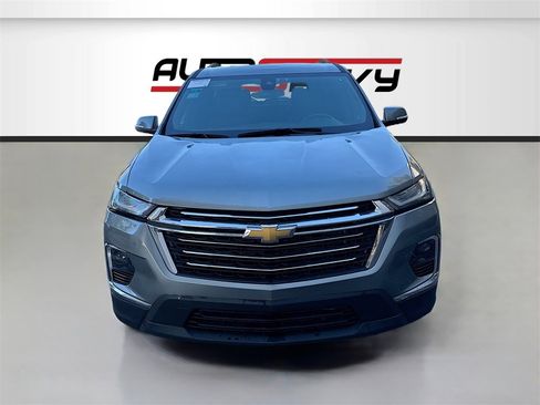 Used 2023 Chevrolet Traverse LT image 2