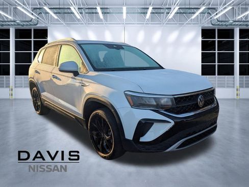 Used 2024 Volkswagen Taos SE image 1
