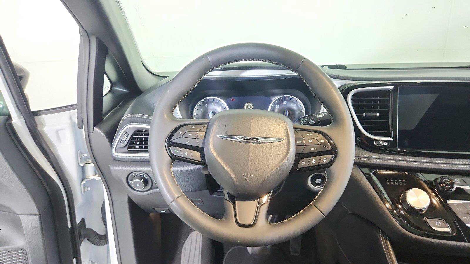 Used 2025 Chrysler Pacifica Limited FWD image 21