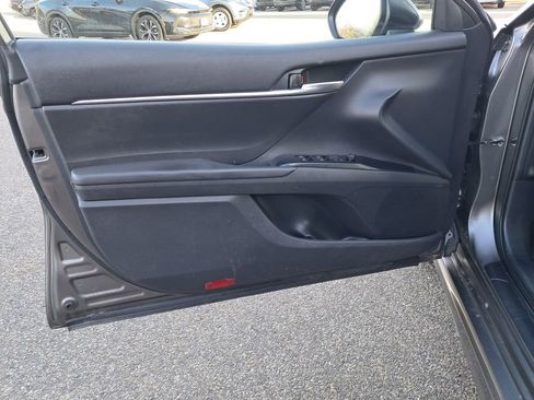 Used 2020 Toyota Camry SE image 10