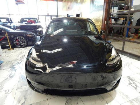 Used 2023 Tesla Model Y AWD image 3