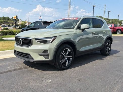 Used 2024 Volvo XC40 B5 Core AWD/4WD image 4