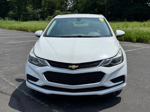 Used 2017 Chevrolet Cruze LT FWD image 2