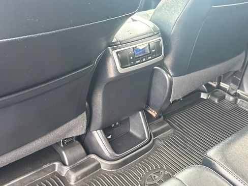 Used 2018 Toyota Highlander XLE image 38
