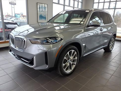 New 2026 BMW X5 xDrive50e w/ Premium Package AWD/4WD image 3