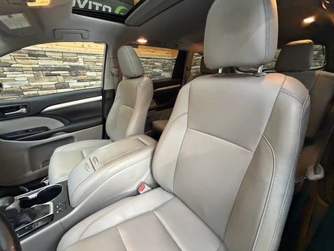 Used 2018 Toyota Highlander XLE AWD/4WD image 30