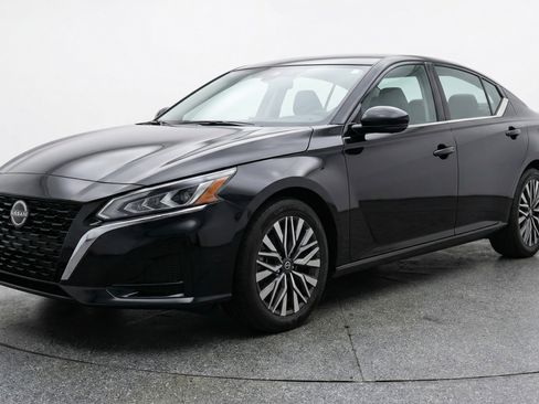 Used 2025 Nissan Altima 2.5 SV image 3