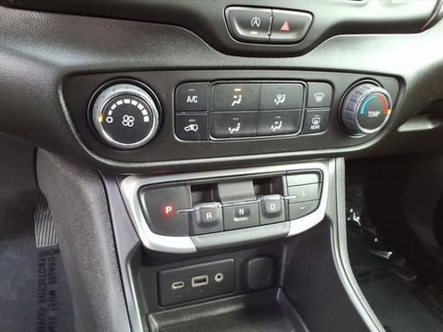 Used 2024 GMC Terrain SLE FWD image 30