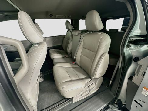 Used 2019 Toyota Sienna XLE FWD image 29