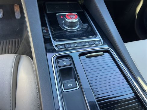 Used 2020 Jaguar F-PACE Premium image 28