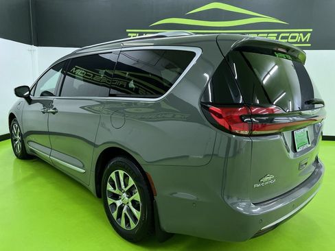 Used 2023 Chrysler Pacifica Pinnacle FWD image 7
