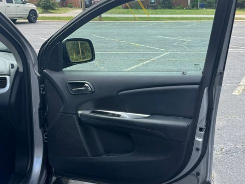 Used 2018 Dodge Journey SE w/ Popular Equipment Group FWD image 24