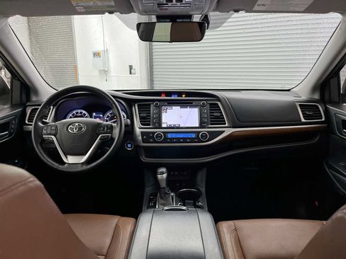 Used 2017 Toyota Highlander Limited Platinum AWD/4WD image 10