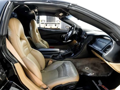 Used 2004 Chevrolet Corvette Coupe w/ Roof Package image 26