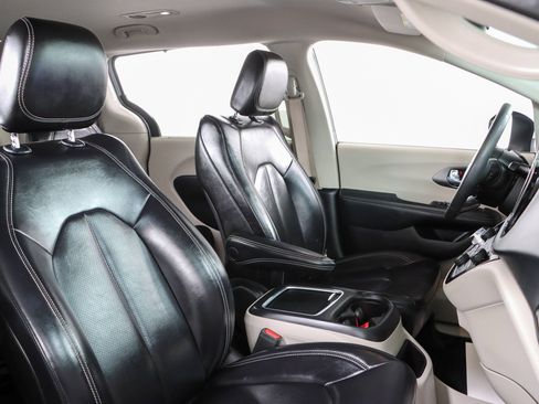 Used 2023 Chrysler Pacifica Touring-L FWD image 28