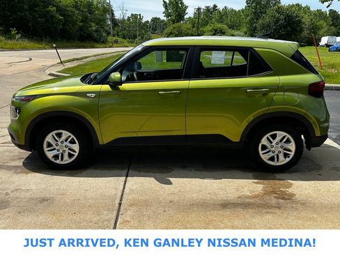 Used 2022 Hyundai Venue SE FWD image 6