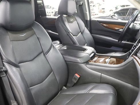 Used 2019 Cadillac Escalade Premium Luxury image 19