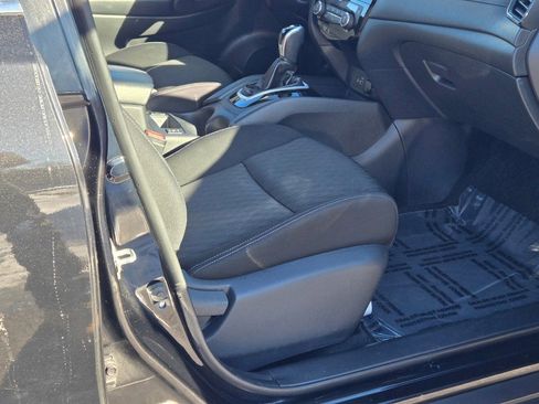 Used 2020 Nissan Rogue SV image 6