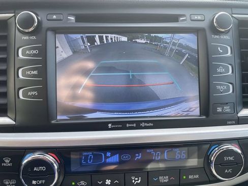 Used 2018 Toyota Highlander XLE AWD/4WD image 32