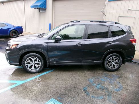 Used 2019 Subaru Forester Premium w/ All-Weather Package AWD/4WD image 3