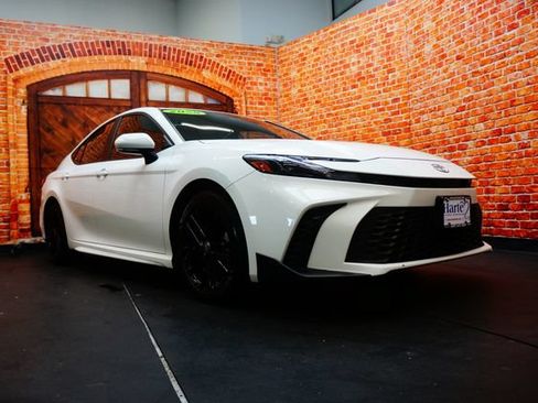 Used 2025 Toyota Camry SE w/ Convenience Package FWD image 3
