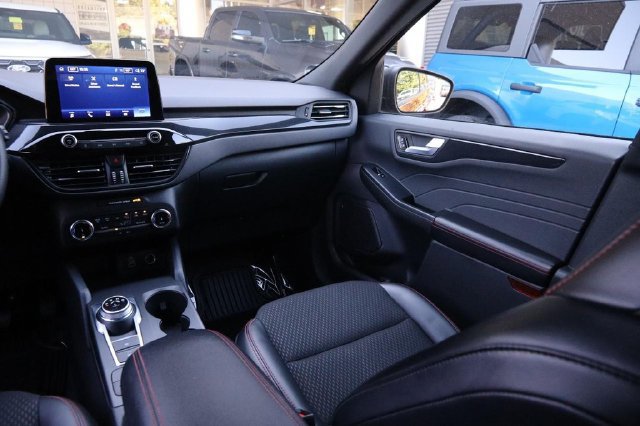 Certified 2025 Ford Escape ST-Line AWD/4WD image 28