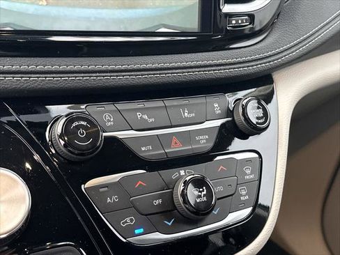 Certified 2024 Chrysler Pacifica Limited FWD image 31