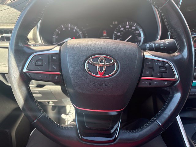 Used 2021 Toyota Highlander XLE FWD image 11