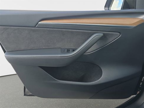 Used 2023 Tesla Model Y Long Range image 30