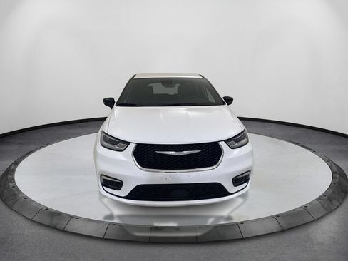 Used 2025 Chrysler Pacifica Select FWD image 2