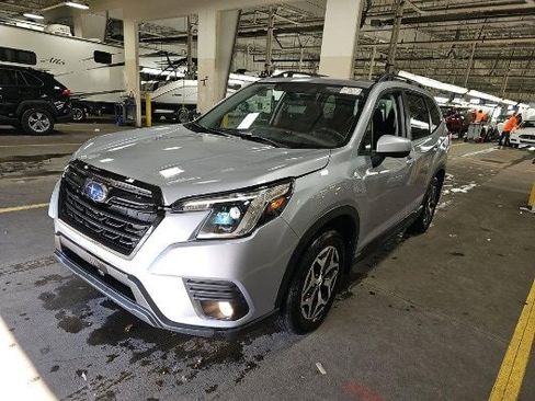 Used 2023 Subaru Forester Premium image 1