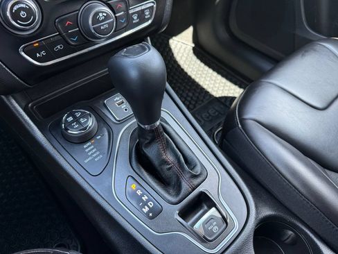 Used 2021 Jeep Cherokee Trailhawk AWD/4WD image 31