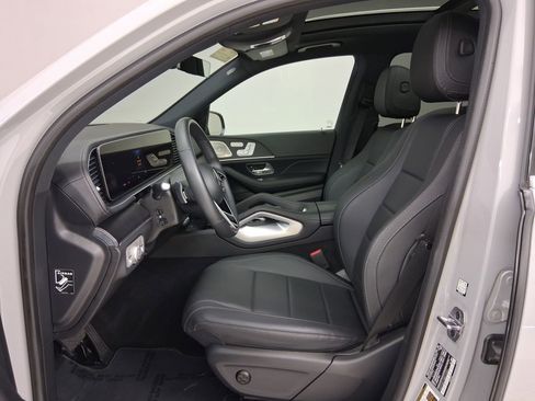 Used 2025 Mercedes-Benz GLS 450 4MATIC image 3