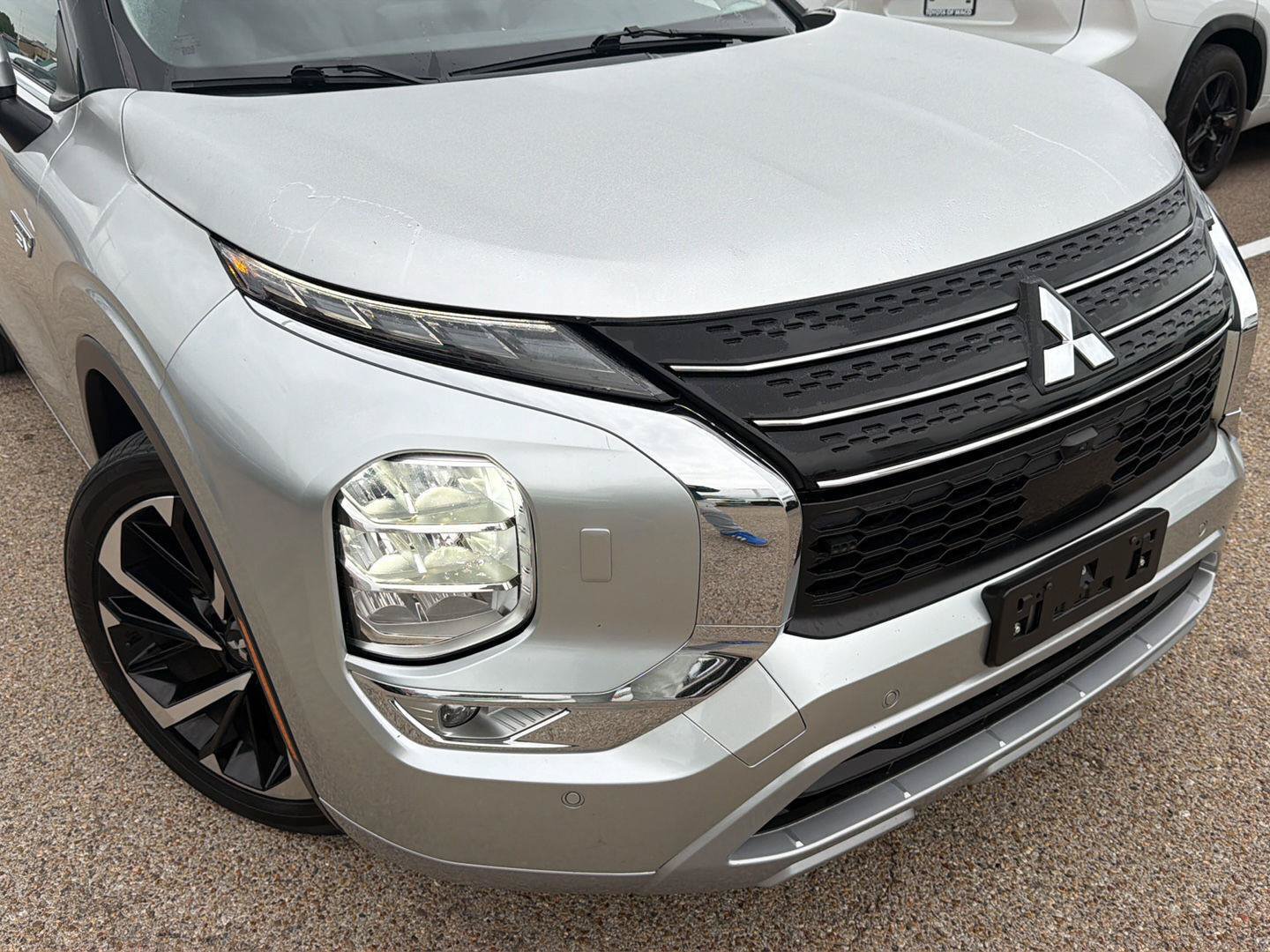 Used 2024 Mitsubishi Outlander 4WD Plug-In Hybrid image 8